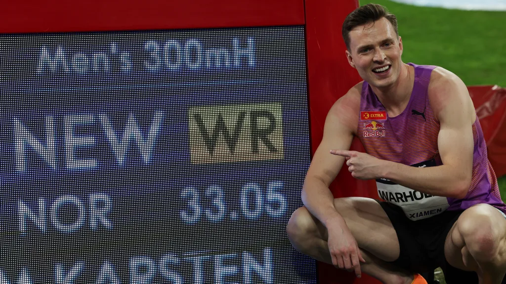 Karsten Warholm se raduje ze světového rekordu