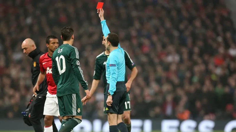 Nani viděl k překvapení všech v 57. minutě červenou kartu