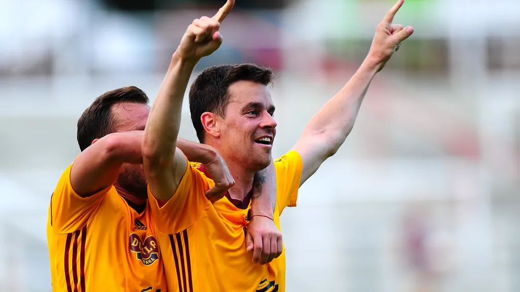 Fotbalisté pražské Dukly se radují z gólu