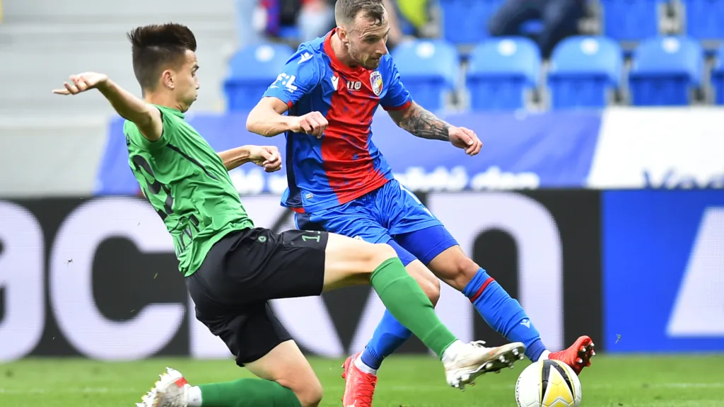 Matěj Hybš v dresu Plzně (vpravo)