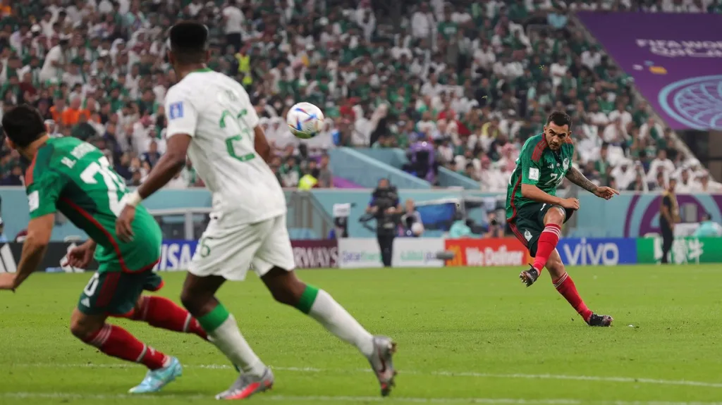 Luis Chavez dává druhý gól Mexika v zápase S. Arábií