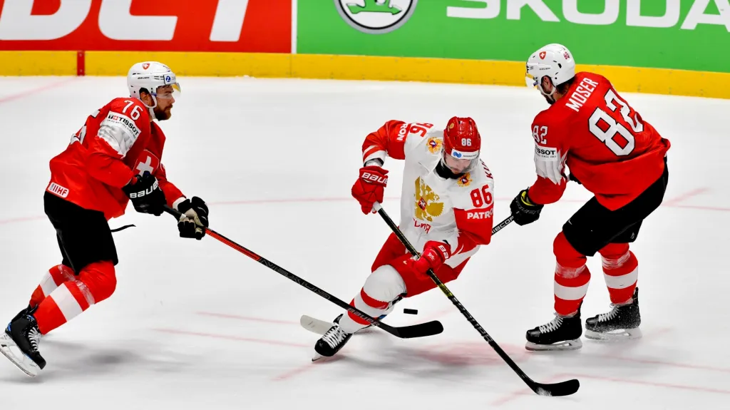 Ruský útočník Nikita Kučerov mezi švýcarskými hráči