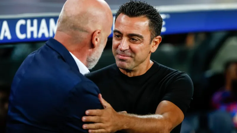 Trenér Barcelony Xavi se zdraví s Michalem Bílkem