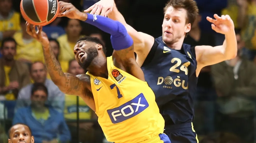 Jan Veselý z Fenerbahce v zápase euroligy 