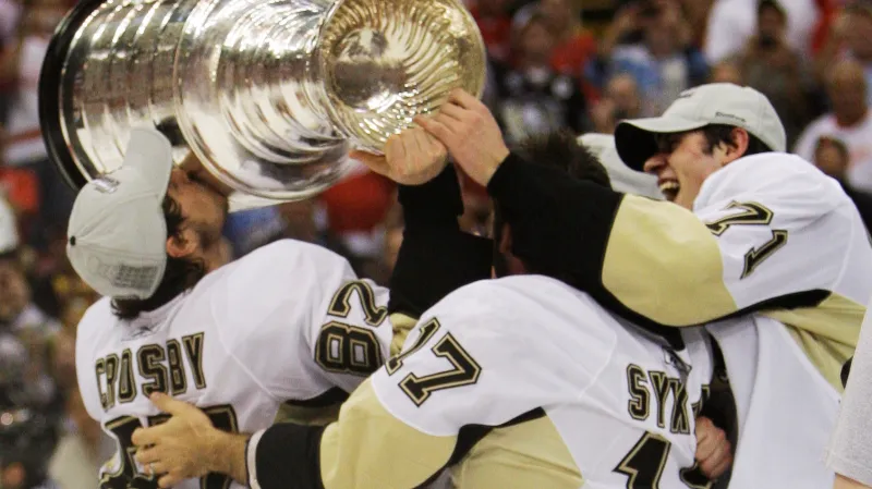 Crosby s prvním Stanley Cupem v roce 2009