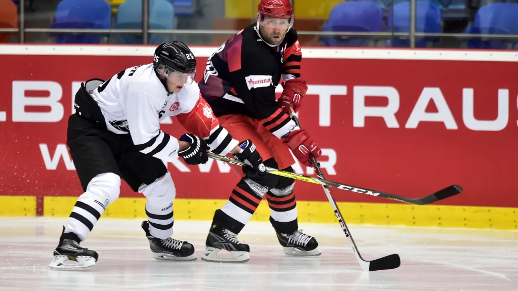 Jaroslav Bednář z Hradce Králové (vpravo) v zápase proti Turku