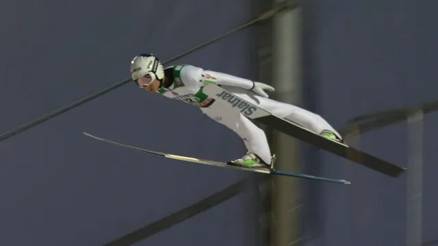 Závěr týmového závodu mužů SP ve skocích na lyžích v Lahti