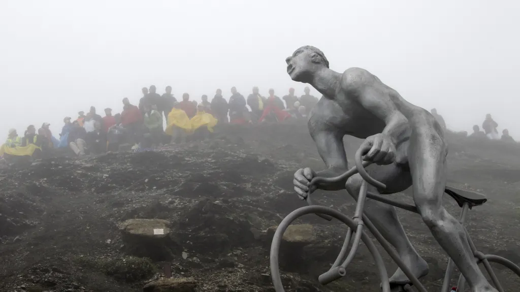 Socha Neznámého cyklisty na vrcholu Tourmaletu