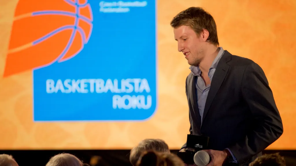 Veselý přebírá cenu za nejlepšího basketbalistu roku