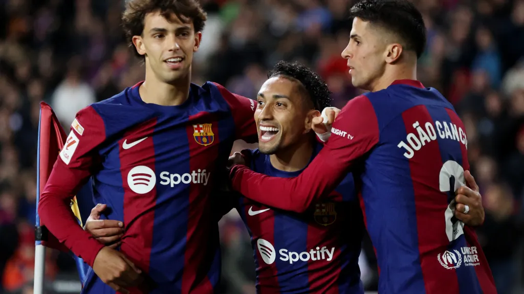 Emoce fotbalistů Barcelony po vstřeleném gólu v La Lize