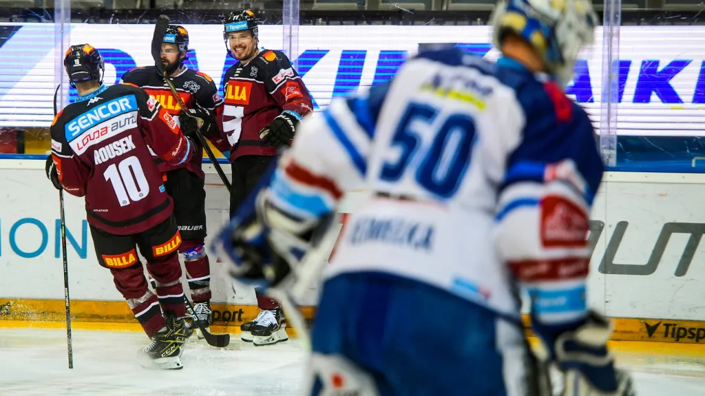 Sparťané se radují z trefy do sítě Komety