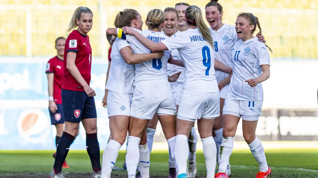 Fotbalistky Islandu se radují z gólu v síti Česka
