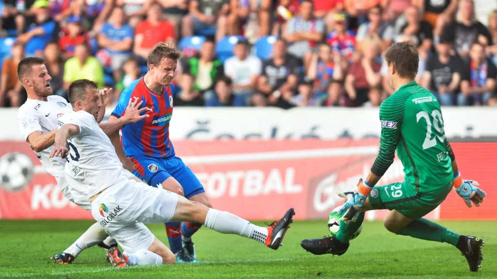 Milan Heča (vpravo) likviduje šanci plzeňského Jana Kopice