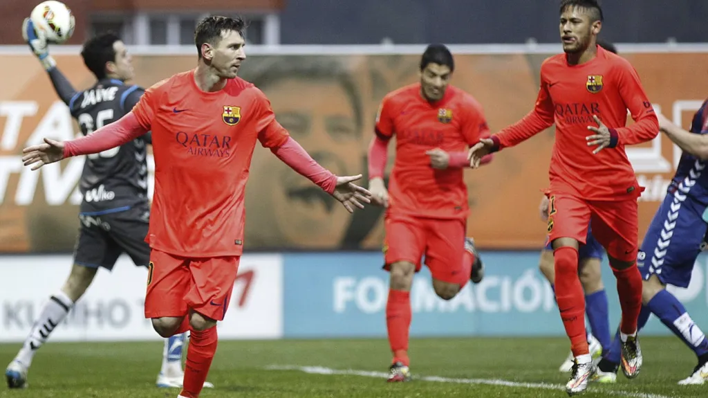 Lionel Messi z Barcelony slaví gól v síti Eibaru