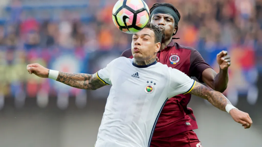 Sparťan Costa v souboji s Van der Wielem z Fenerbahce