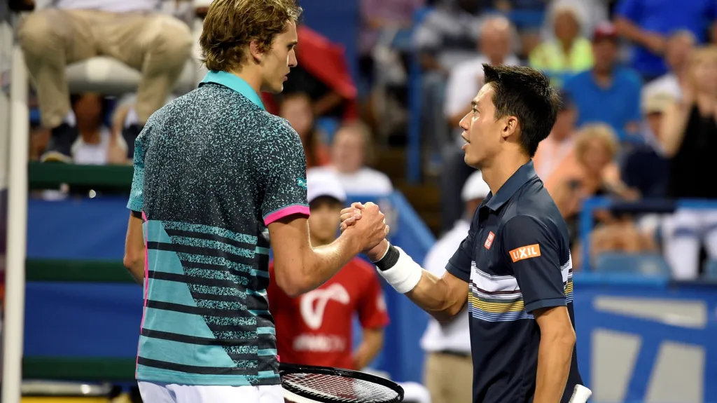 Alexander Zverev (vlevo) a Kei Nišikori