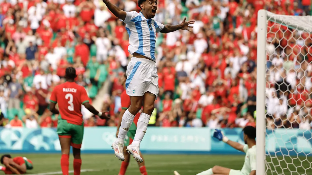 Argentinec Cristian Medina slaví vyrovnávající gól proti Maroku