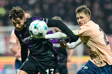 Mojmír Chytil ze Slavie (vlevo) v souboji s Tomášem Solilem z Pardubic