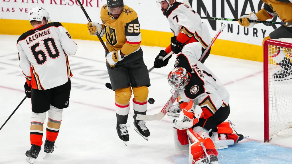 Dostál v zákroku přípravného zápasu LA – Anaheim