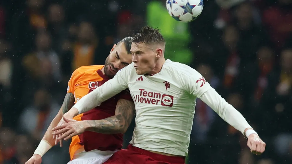 Scott McTominay v souboji s Abdulkerimem Bardakcim