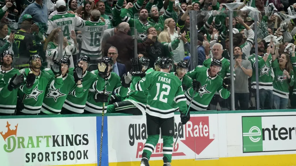 Radek Faksa se raduje se spoluhráči