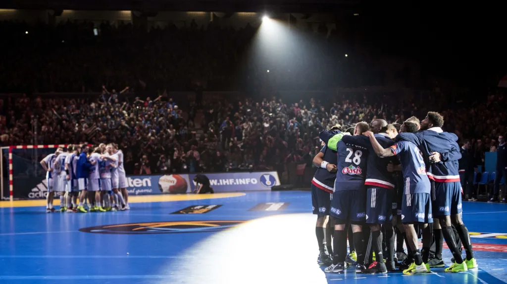 Francouzi slaví před domácím publikem postup do čtvrtfinále