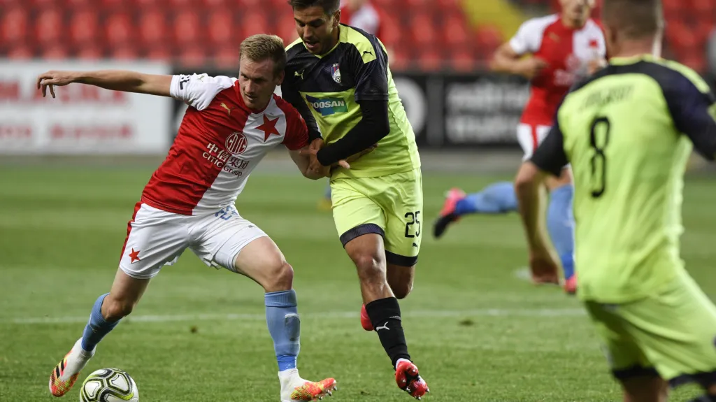 Plzeňský Aleš Čermák se snaží dostat k míči přes Petra Ševčíka ze Slavie