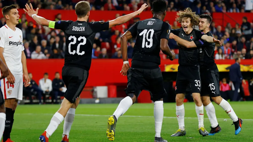 Alex Král slaví se spoluhráči ze Slavie gól v síti Sevilly