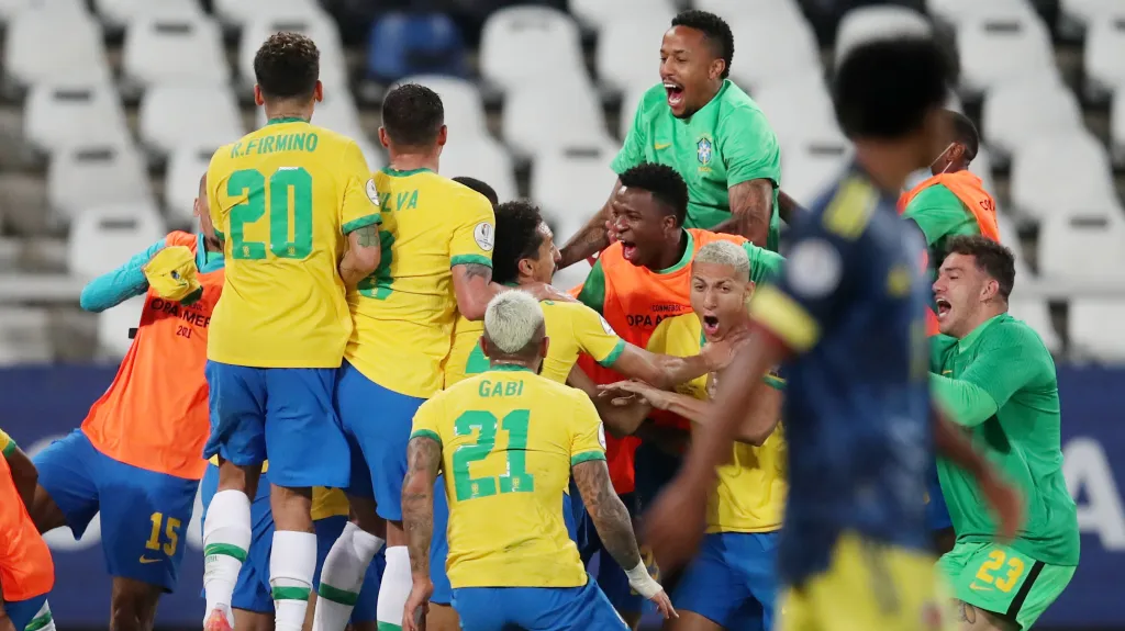 Fotbalisté Brazílie se radují z pozdního gólu proti Kolumbii