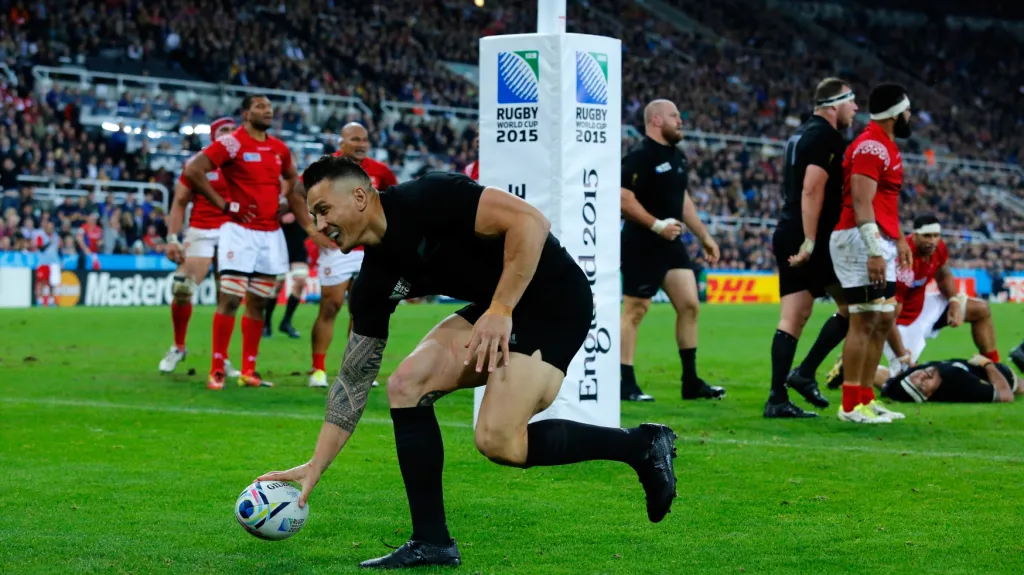 Sonny Bill Williams z Nového Zélandu pokládá pětku v duelu s Tongou