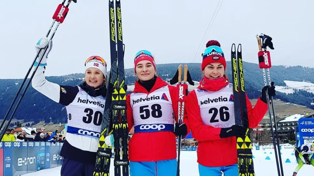 Natalia Něprjajevová z Ruska (uprostřed) po vítězství v Toblachu