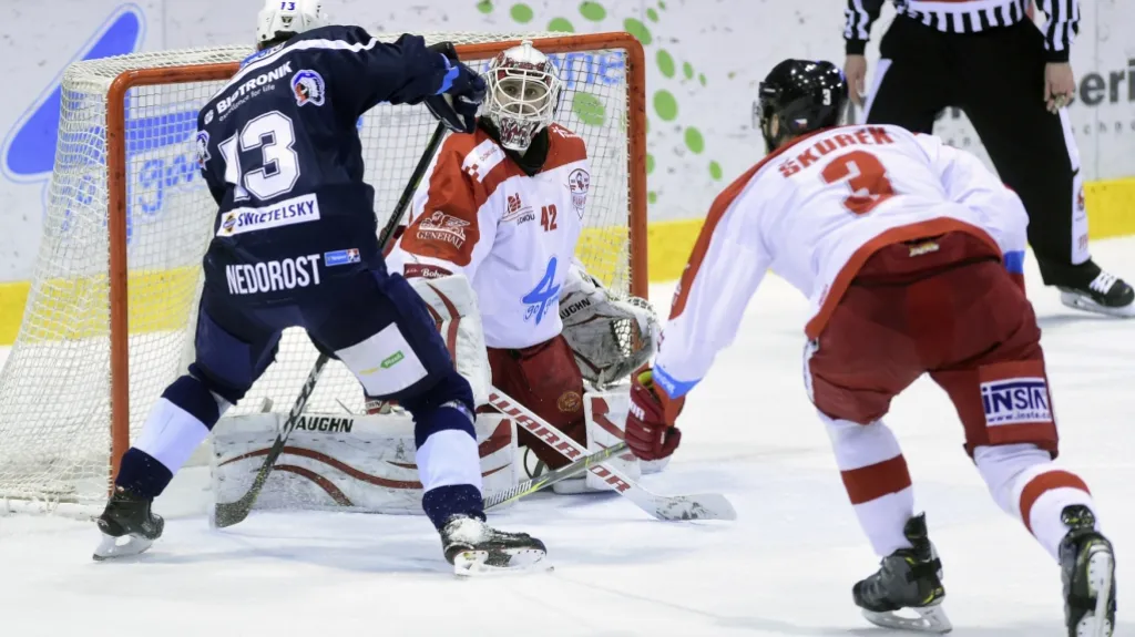 Brankář Olomouce Branislav Konrád v souboji s Václavem Nedorostem z Plzně