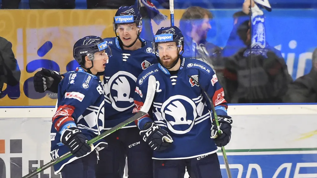 Plzeňský útočník Petr Kodýtek (vlevo) se raduje se spoluhráči
