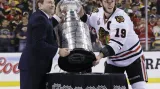 Kapitán Chicaga Jonathan Toews přebírá trofej od Garyho Bettmana