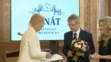 Navrátilová převzala stříbrnou medaili předsedy Senátu