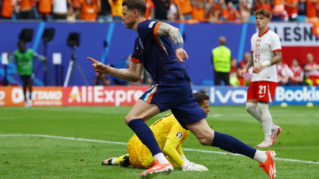 Wout Weghorst z Nizozemska slaví gól proti Polsku