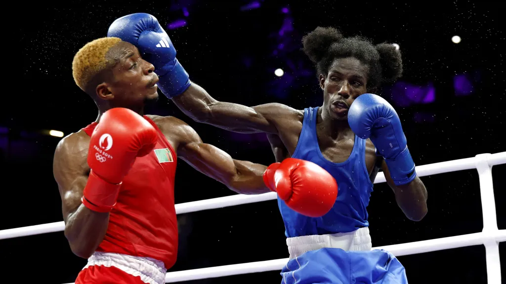 David de Pina v modrém proti Patricku Chinyembovi