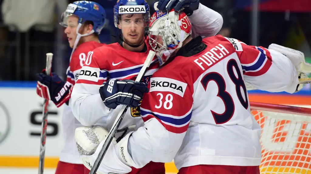 Roman Červenka se raduje z vítězství s brankářem Dominikem Furchem