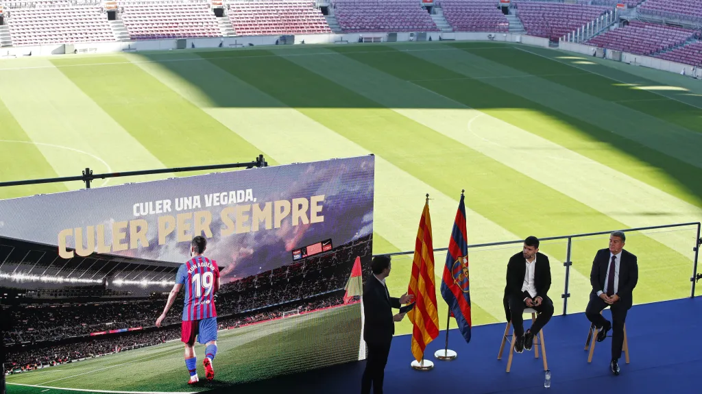 Sergio Agüero (na stoličce vlevo) se loučí s kariérou