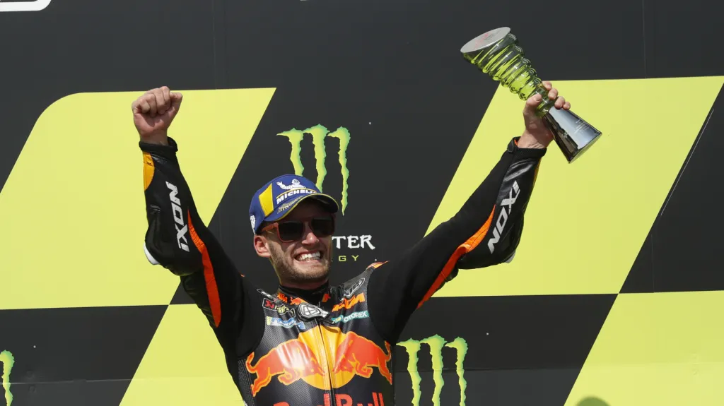 Brad Binder slaví senzační vítězství v Brně