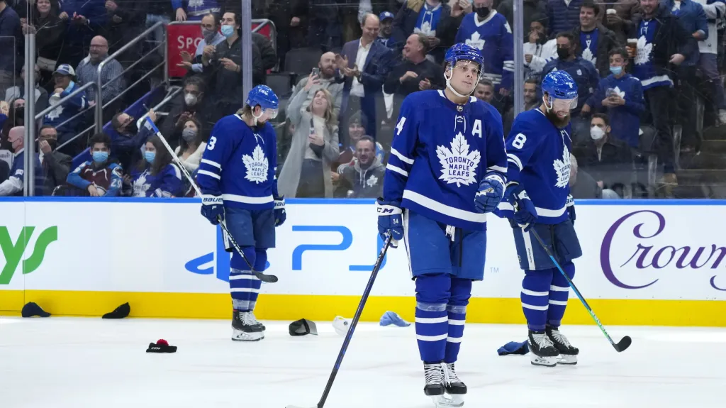 Auston Matthews (v popředí)