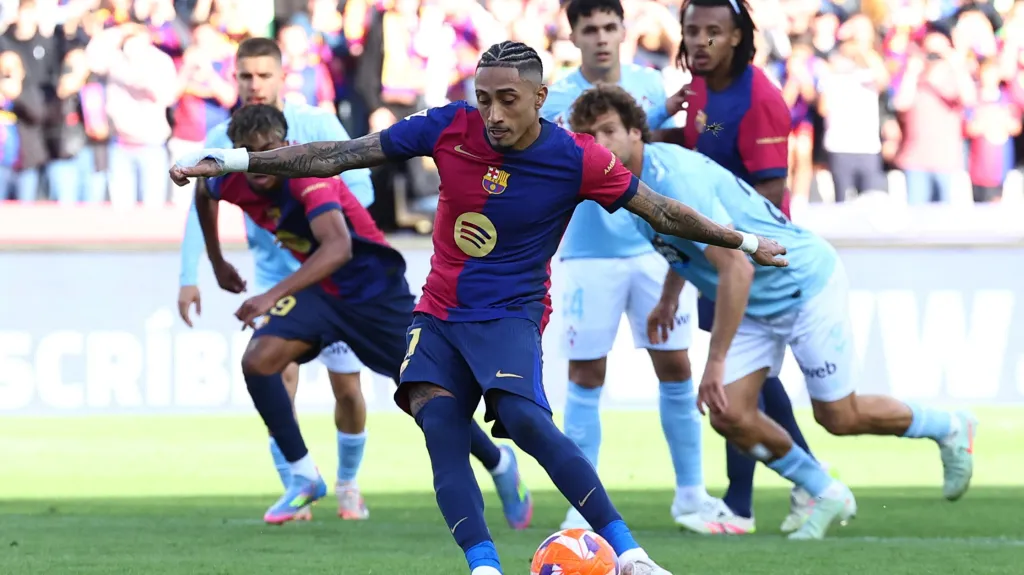 Barcelonský Raphinha při pokutovém kopu
