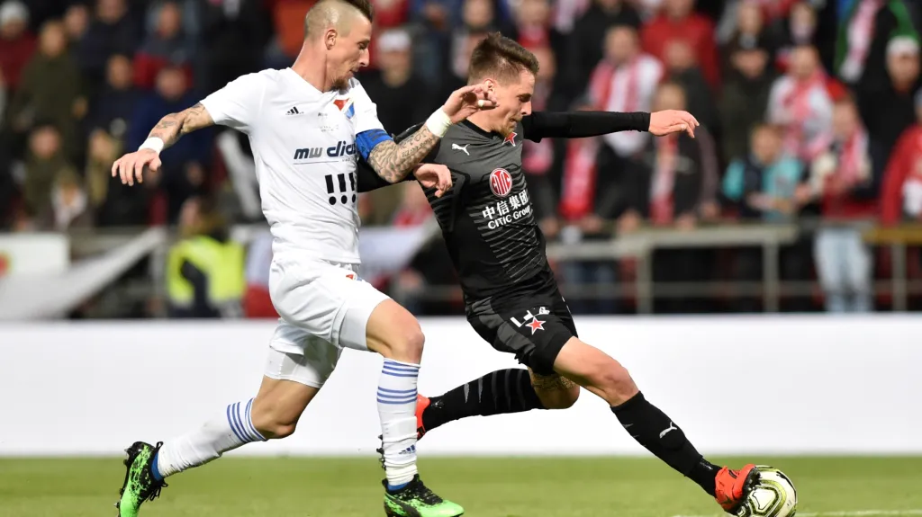Lukáš Masopust ze Slavie (vpravo) střílí gól ve finále MOL Cupu