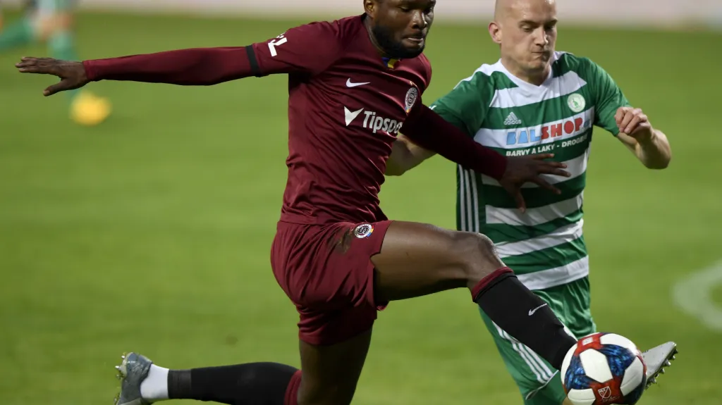 Sparťanský útočník Benjamin Tetteh proti Bohemians 1905
