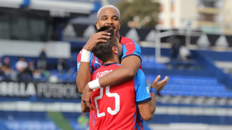 Aleš Čermák a Jean-David Beauguel se radují z gólu Plzně