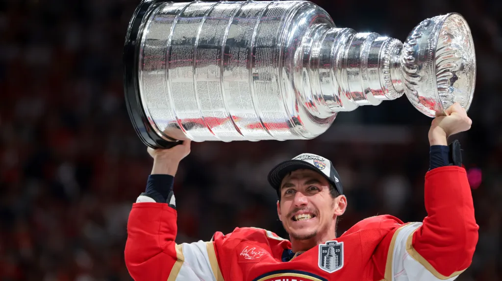 Tomáš Nosek slaví se Stanley Cupem