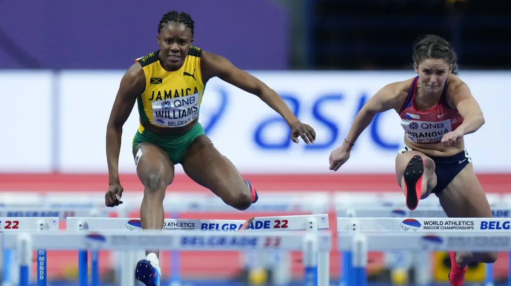 Helena Jiranová a Danielle Williamsová z Jamajky v běhu na 60 metrů