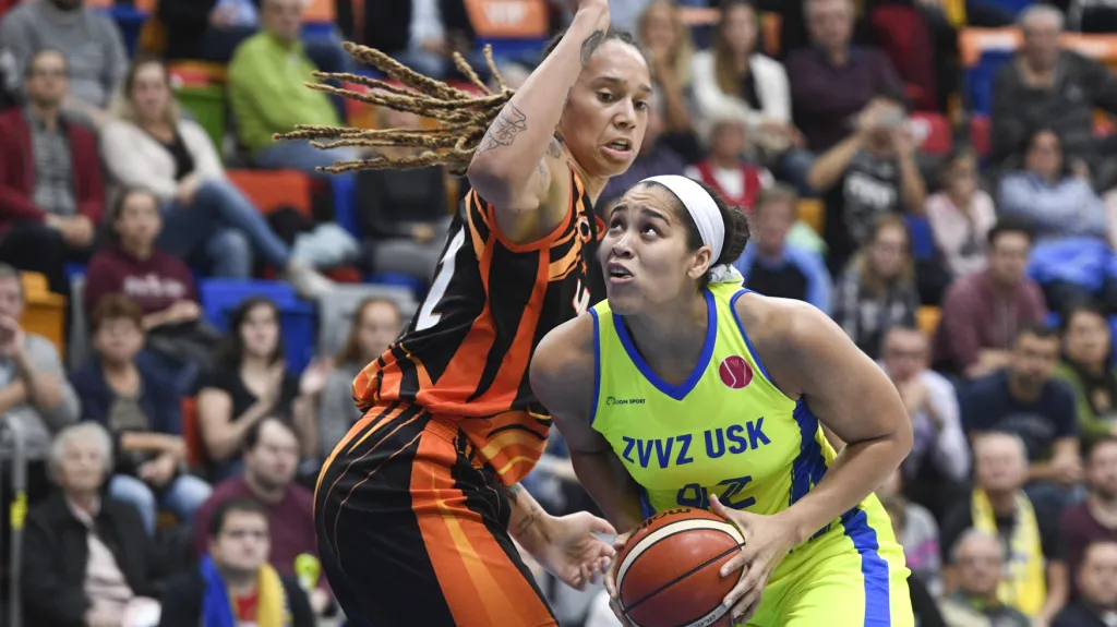 Brionna Jonesová z USK v nájezdu do koše proti Brittney Grinerové