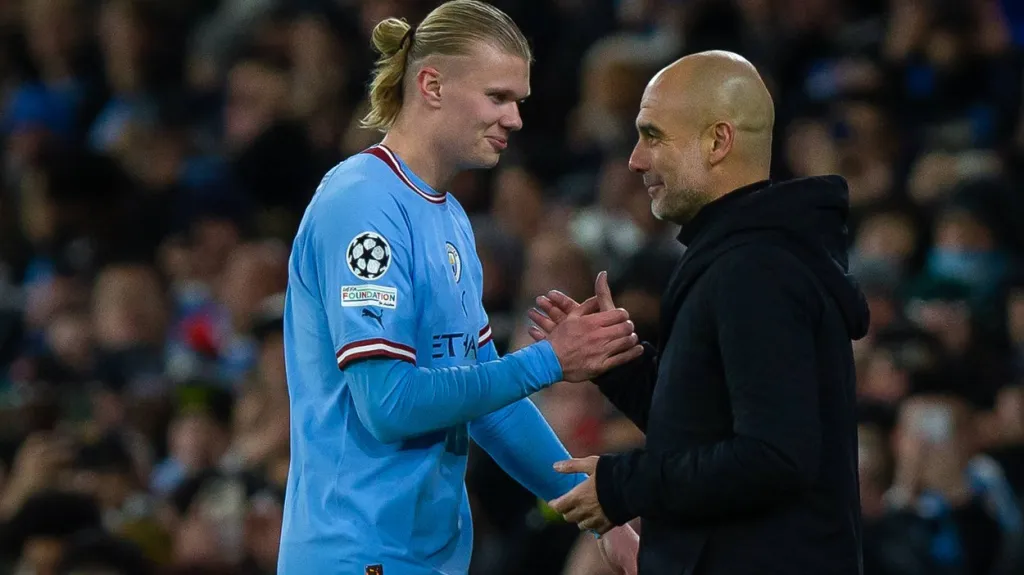 Erling Haaland z Manchesteru City si podává ruku s koučem Pepem Guardiolou