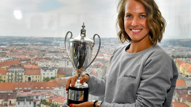Tenistka Barbora Strýcová s trofejí pro vítězku Wimbledonu ve čtyřhře
